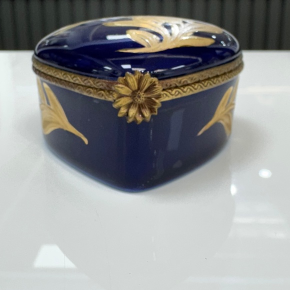Artisanal Limoges Heart-Shaped Trinket Box - Picture 1 of 7
